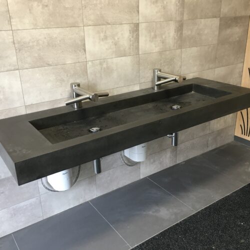 atypické betonové umyvadlo