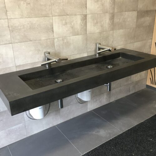 atypické betonové umyvadlo