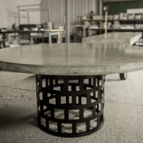 betonový jídelní stůl