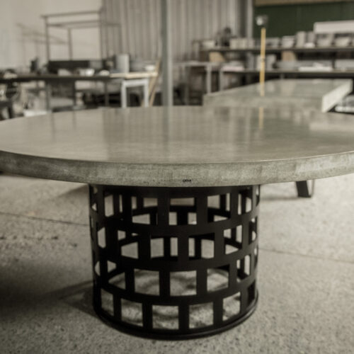 betonový jídelní stůl