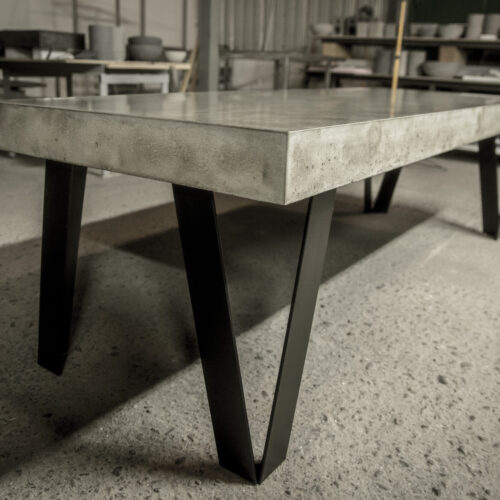 betonový jídelní stůl